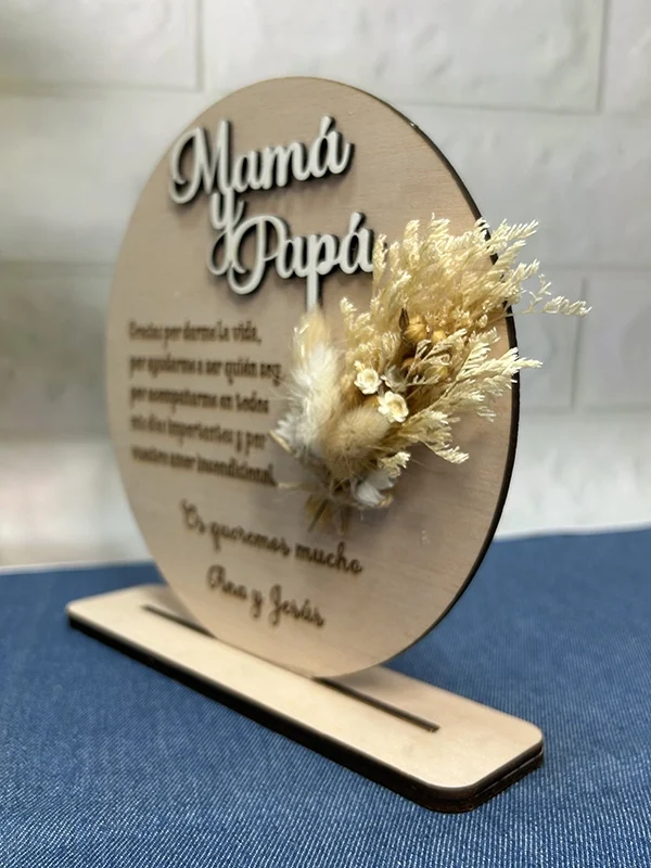 Placa dedicatoria con flores preservadas