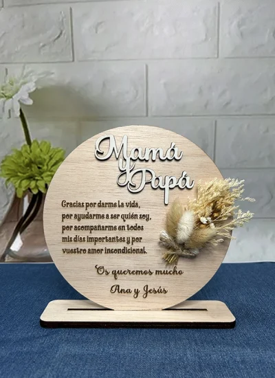 Circulo de madera grabado con peana y ramillete mama y papa2-impressionregalos