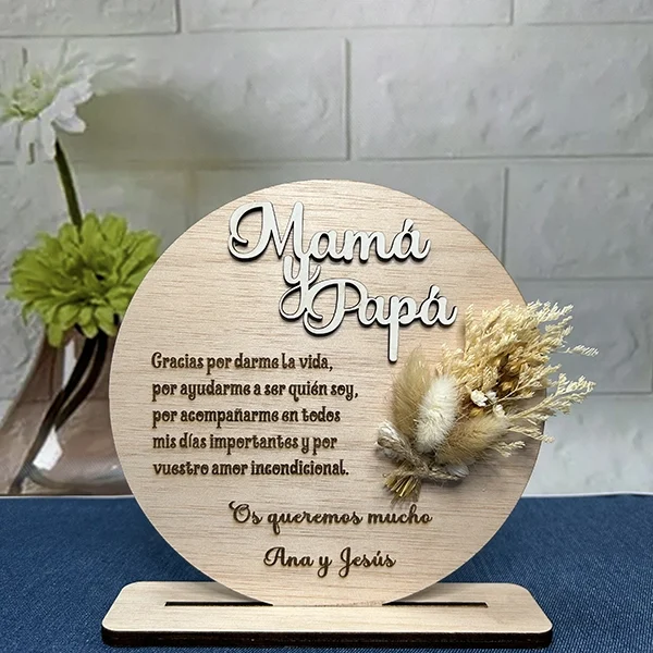 Placa dedicatoria con flores preservadas
