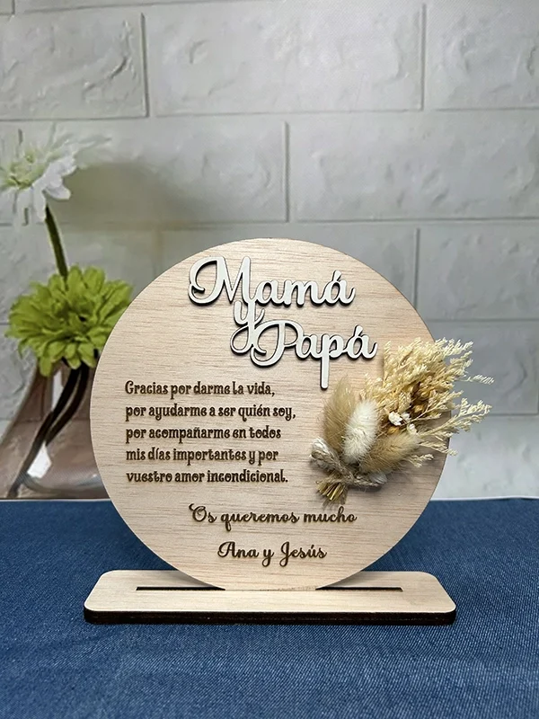 Placa dedicatoria con flores preservadas