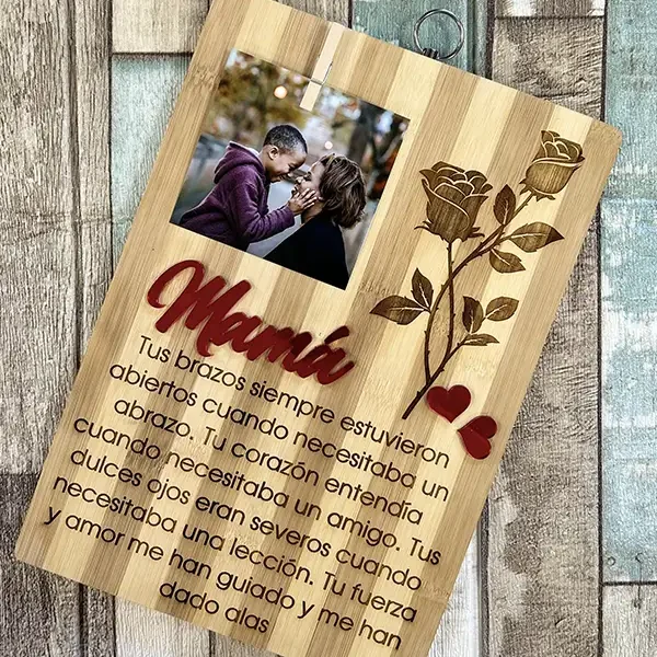 Madera grabada con frase y fotografía "Mamá"