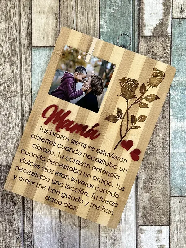 Madera grabada con frase y fotografía "Mamá"