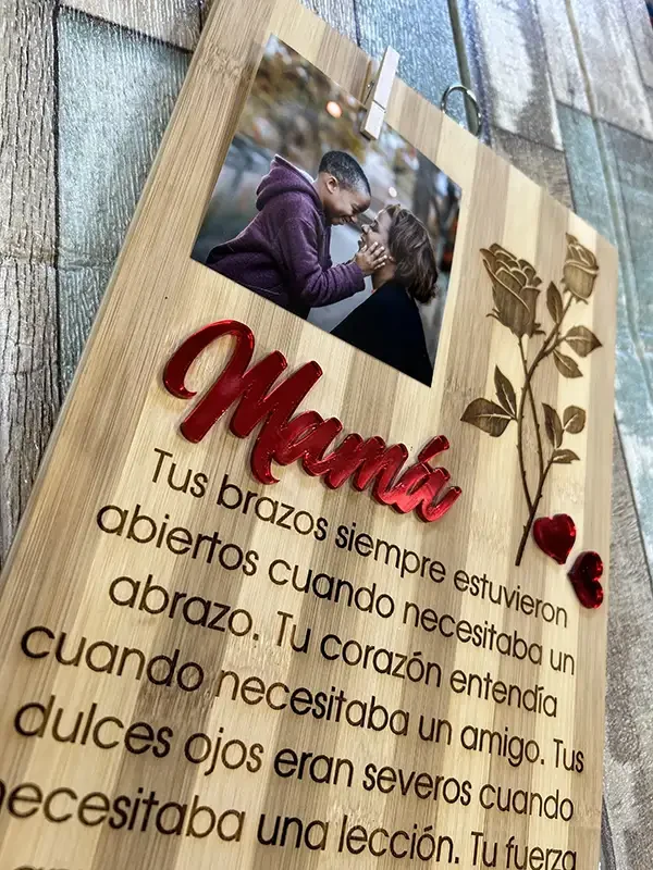 Madera grabada con frase y fotografía "Mamá"