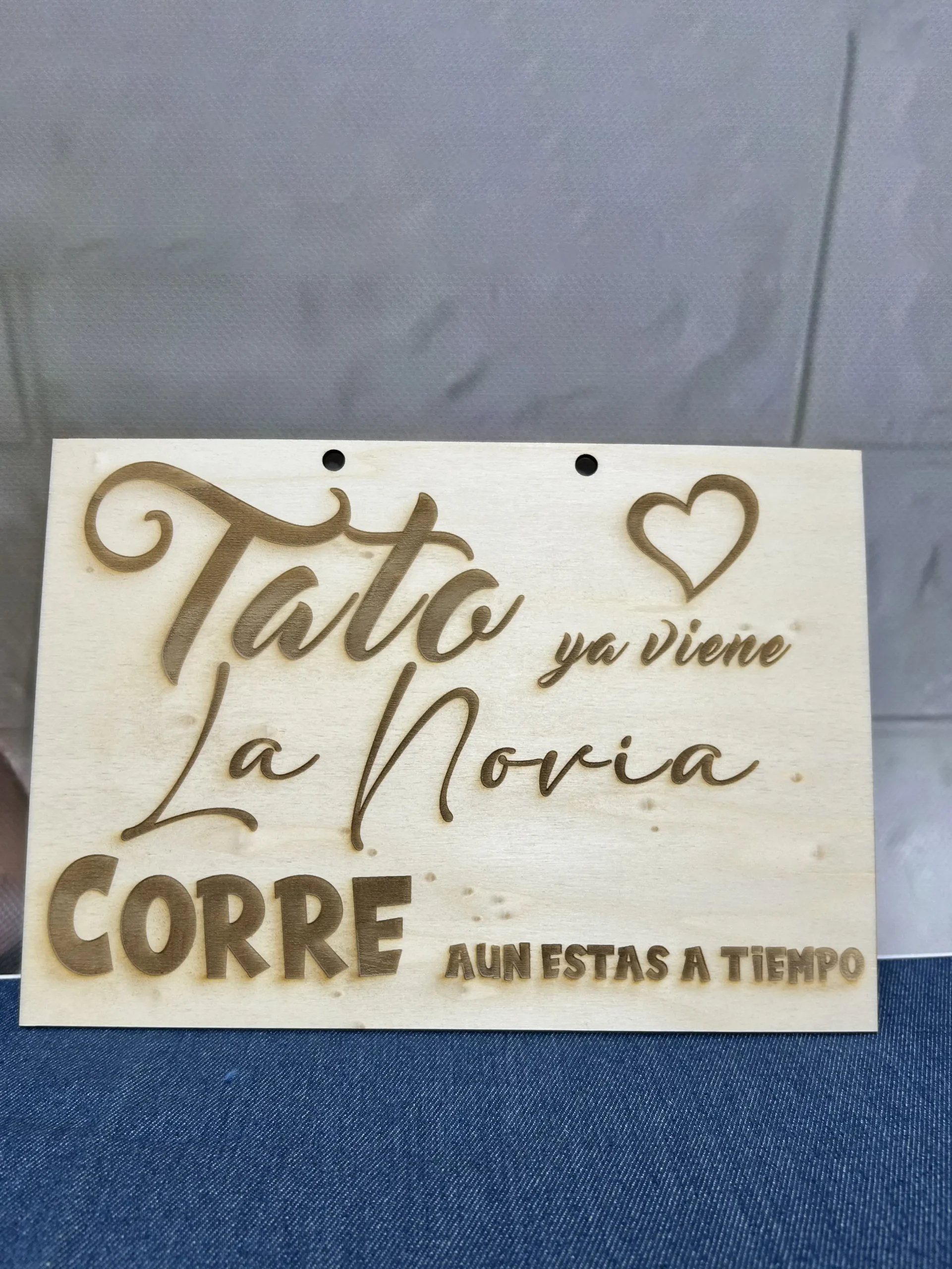 Placa para boda con aviso al novio