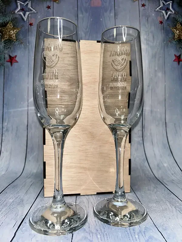 Caja de madera con copas de cava grabadas en laser