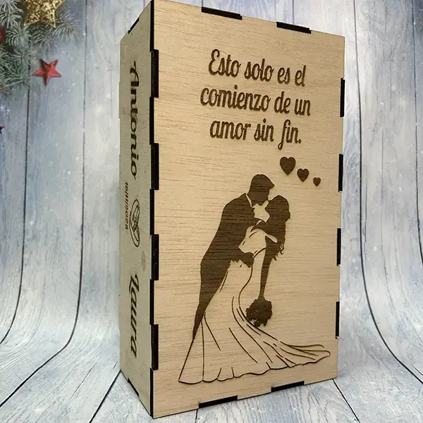 Caja de madera con copas de cava grabadas en laser