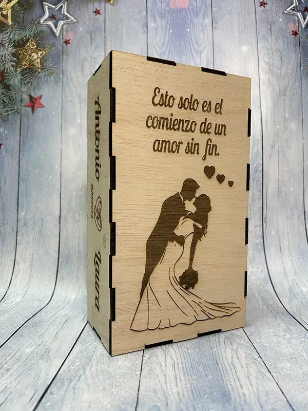 Caja de madera con copas de cava grabadas en laser