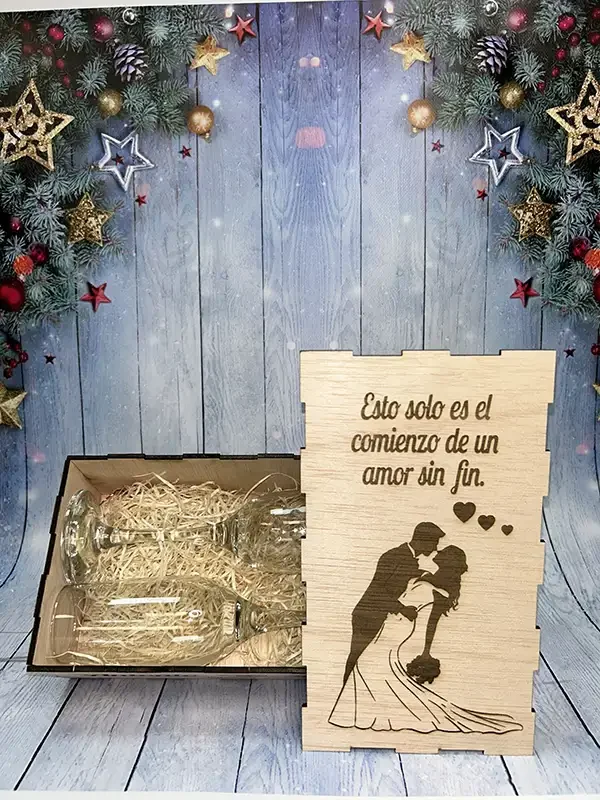 Caja de madera con copas de cava grabadas en laser