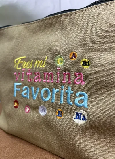 Neceser-2-personalizado-bordado-colores-hilos-nombre-3D-impressionregalos