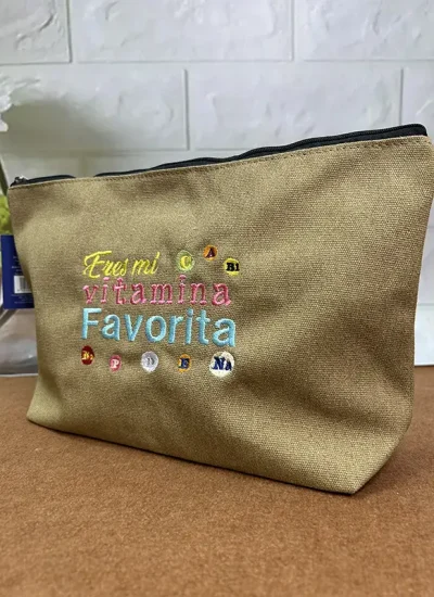 Neceser-personalizado-bordado-colores-hilos-nombre-3D-impressionregalos