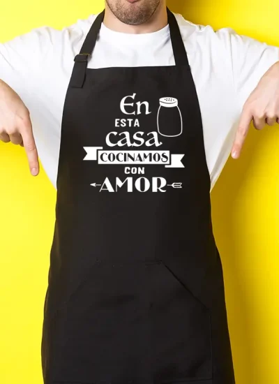 barista-masculino-sorprendido-en-delantal-negro-impressionregalos